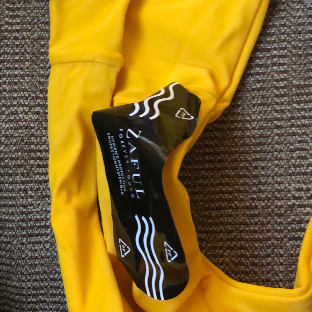 Yellow bikini - Picture 4 of 7